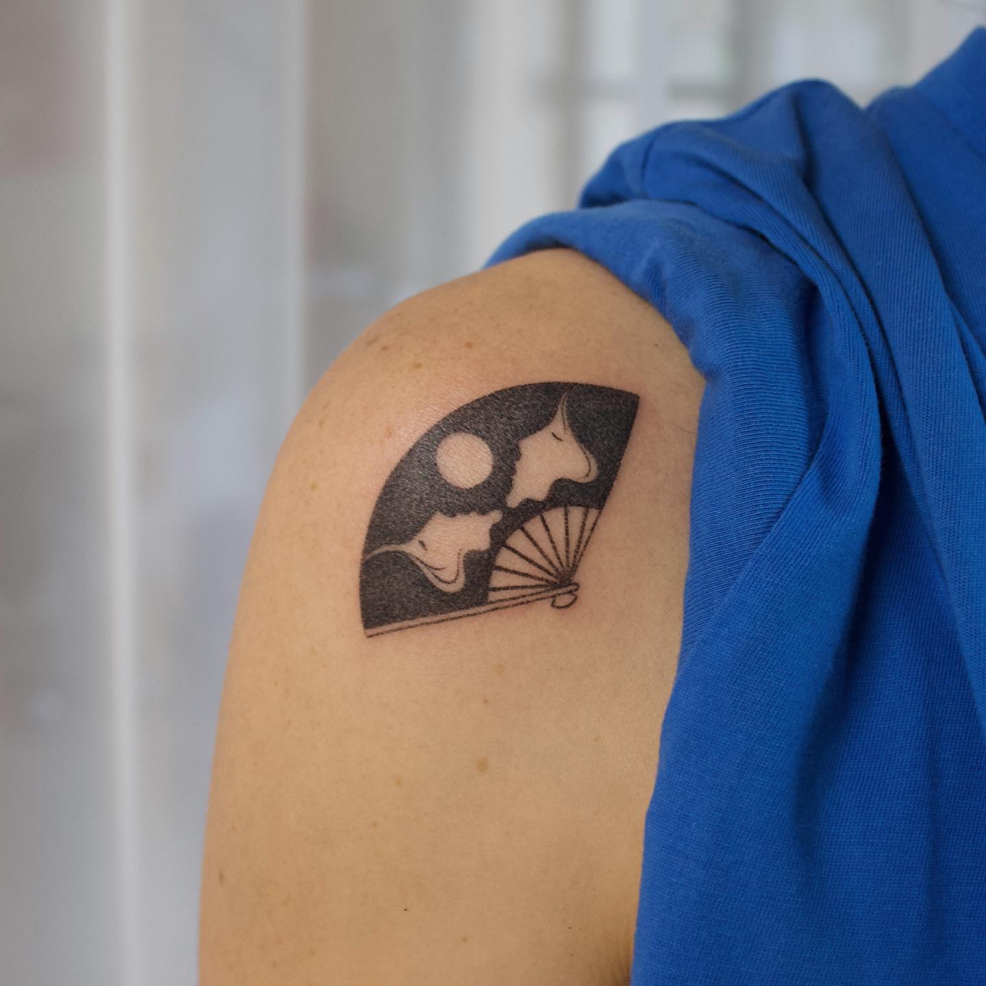 Un abanico para @saracarde 💙
Hecho en @casaparadiso302 

#stickandpoke #handpoke #handpokeartist #stickandpoketattoo #ha