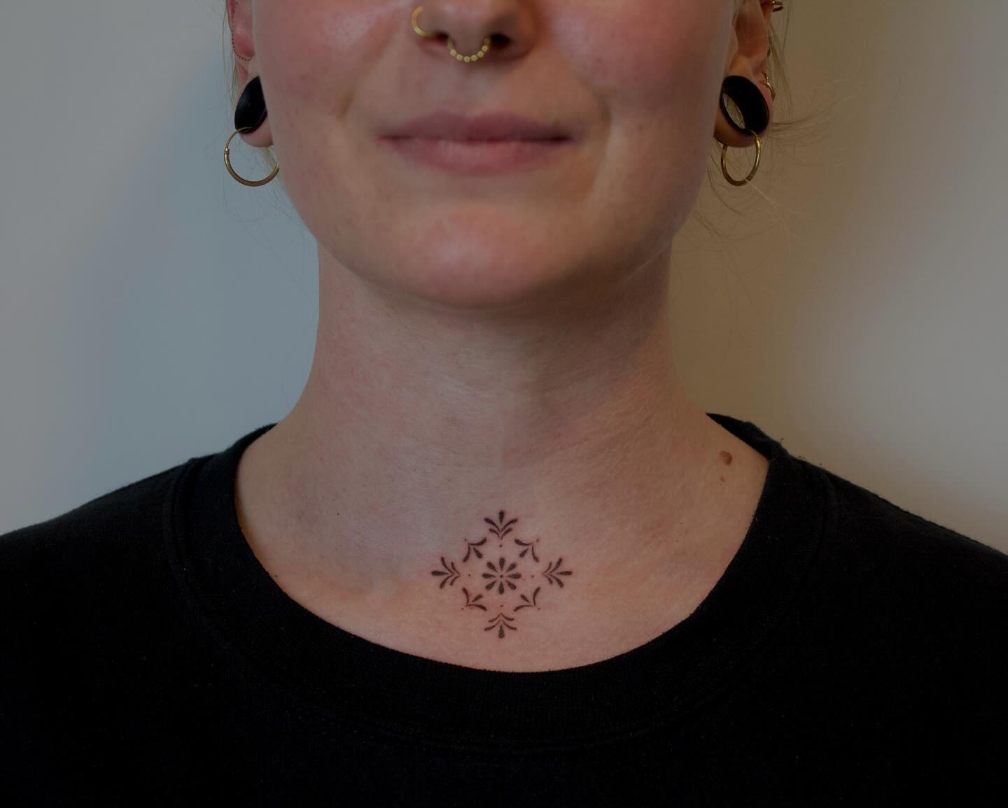 Going through some old pics. I made this one to the amazing @sarahrepond in Berlin

#handpoke #stickandpoke #handmade