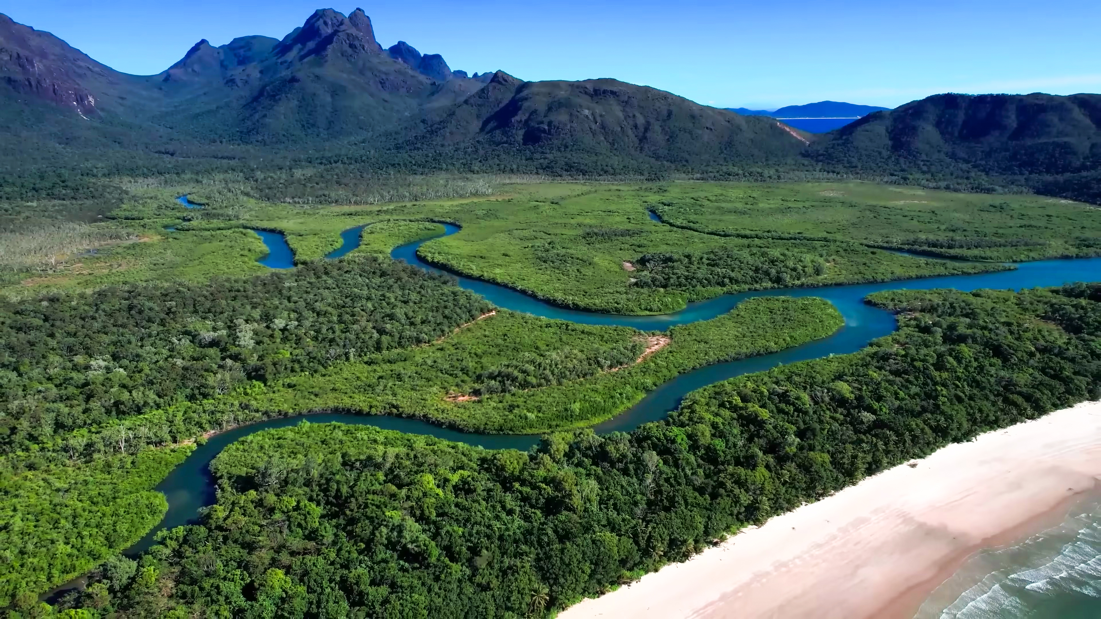 DISCOVERING THE COAST OF QUEENSLAND thumbnail