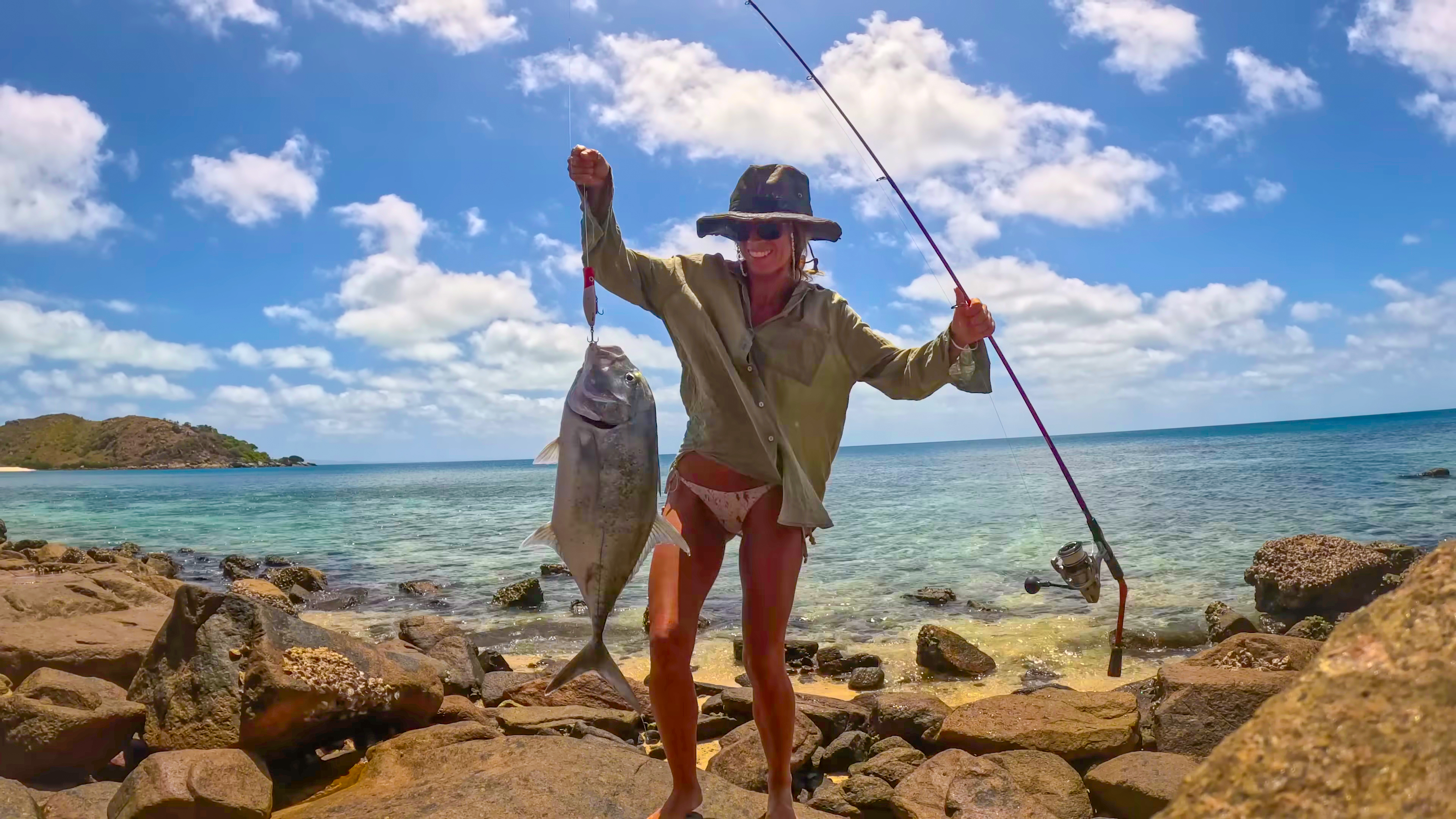 FISHING ON THE COAST OF QUEENSLAND thumbnail