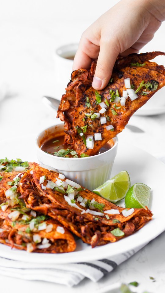 🇲🇽 Tacos Veganos de Birria 🤤🌮 No tengo mucho para decir más que, mi vida no ha sido la misma desde esta receta. “TIENEN 