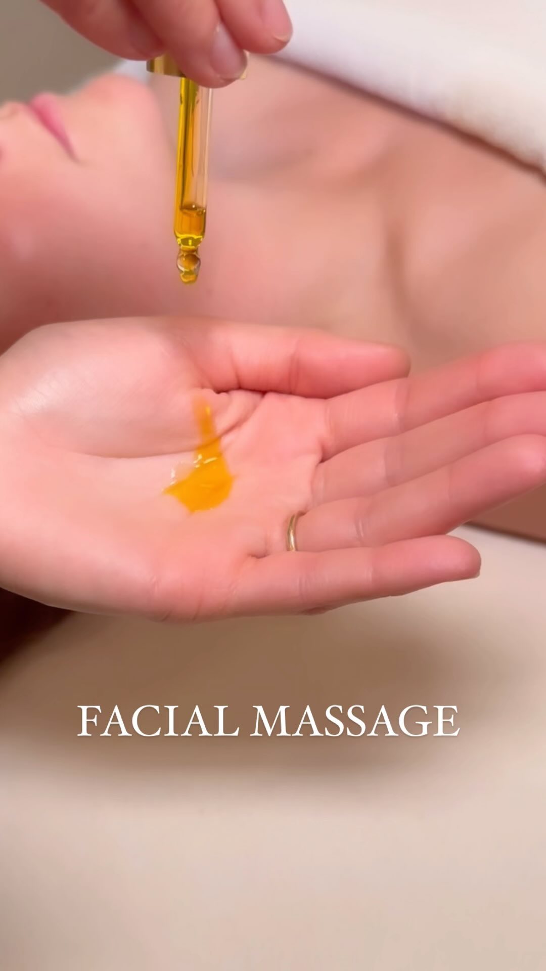 FACIAL MASSAGE
Just my hands + a high quality botanical oil = my most powerful tool in the treatment room
#facialmassa