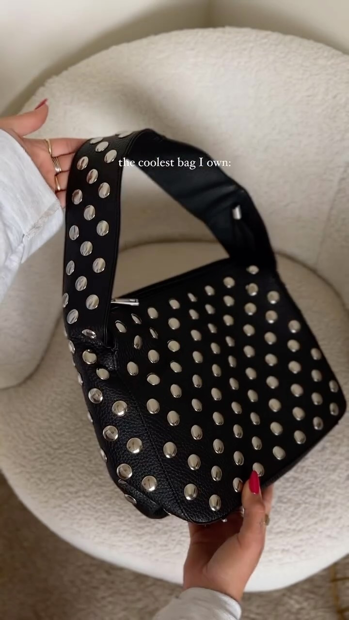 Studded Purses Y2k Shoulder Bag 🖤
.
Comment for direct link 
Or check the Link in bio 🔗🔗
Link- https://amzn.to/4gYj39s
.
