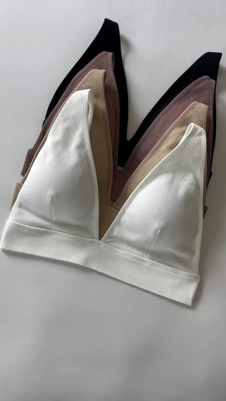 Say hello to comfort with Amazon’s bralette! 💖 Perfect for yoga, lounging, and everything in between.⁣ 
5 reasons to lov