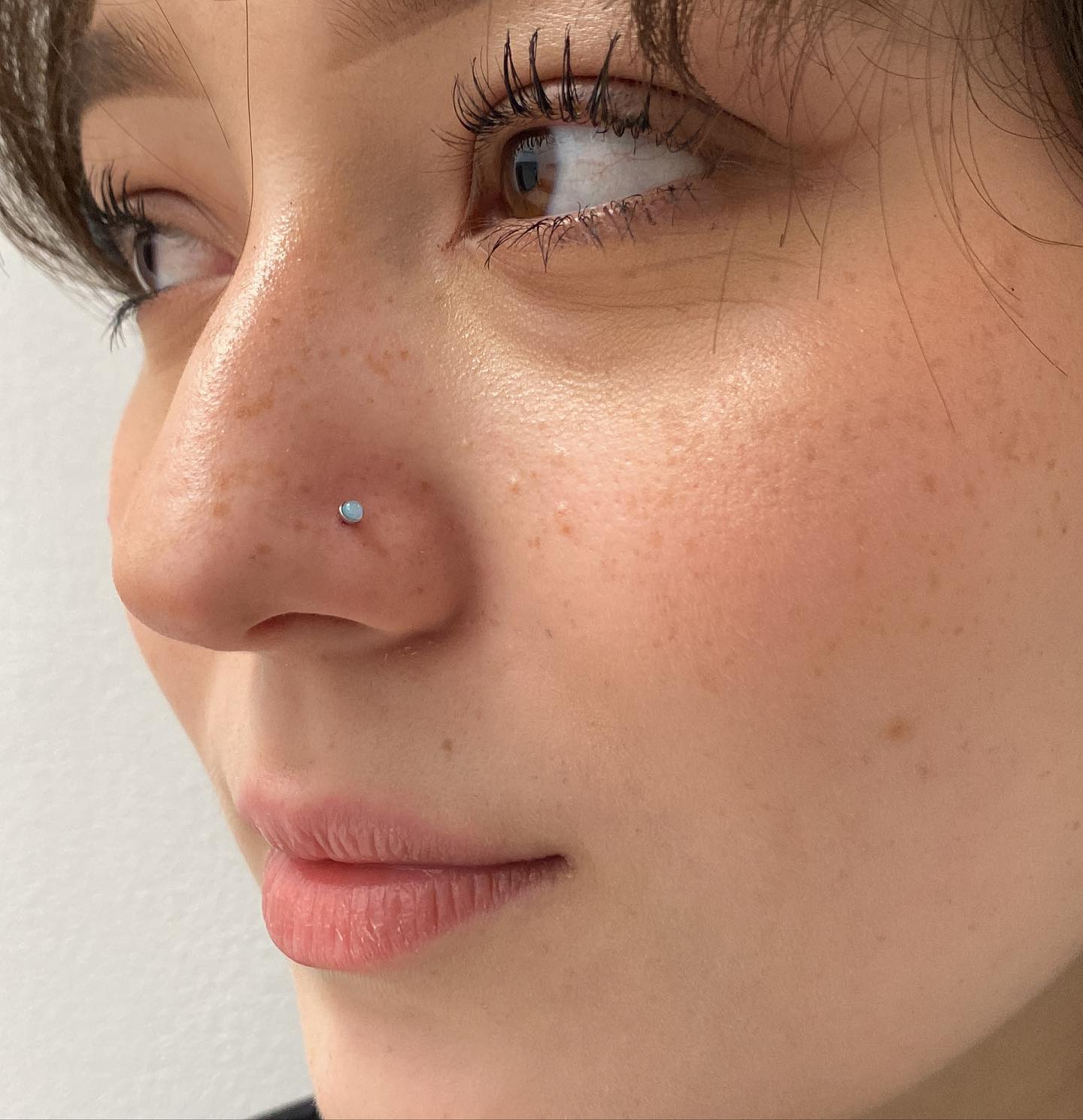 Hace tiempos no tomaba fotos de un nostril 💙 aquí un hermoso nostril con ópalo azulito.
En @ambartattoostudios