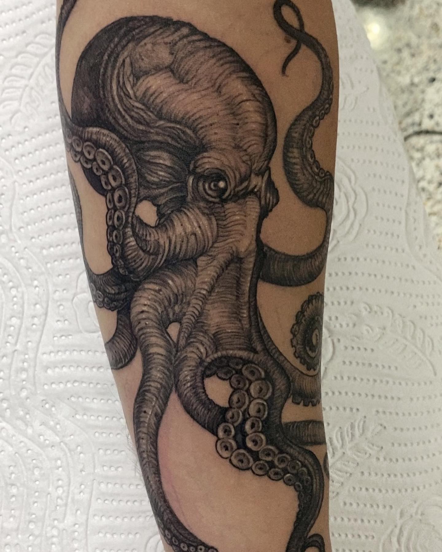 Pulpo 🐙 
Amamos este tattoo tan realista, lleno de detalle y texturas 
@sebastattooer