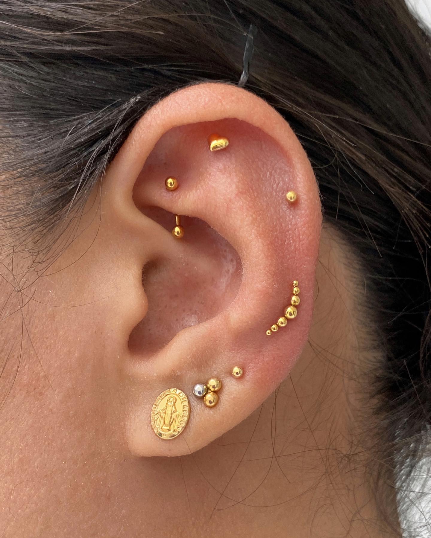 Esta orejita tiene una combinación de cosas minis ✨ un diseño elegante, súper minimalista, acá hicimos un  Rook piercing