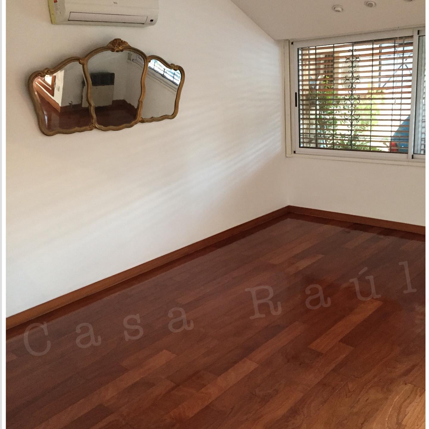 Piso de cerezo y escalera en ybyraro. Pulido e hidrolaqueado de ambos. Cada detalle y la combinación son perfectas👌🏼🤯 #w