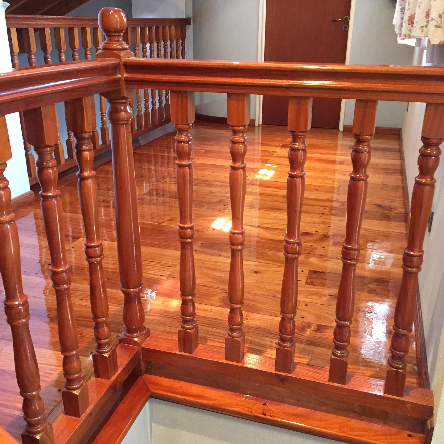 Escaleras? Miles.  Cómo elegir? Depende de tu gusto, estilo, presupuesto, espacio y mil variantes. Como hacer que quede 