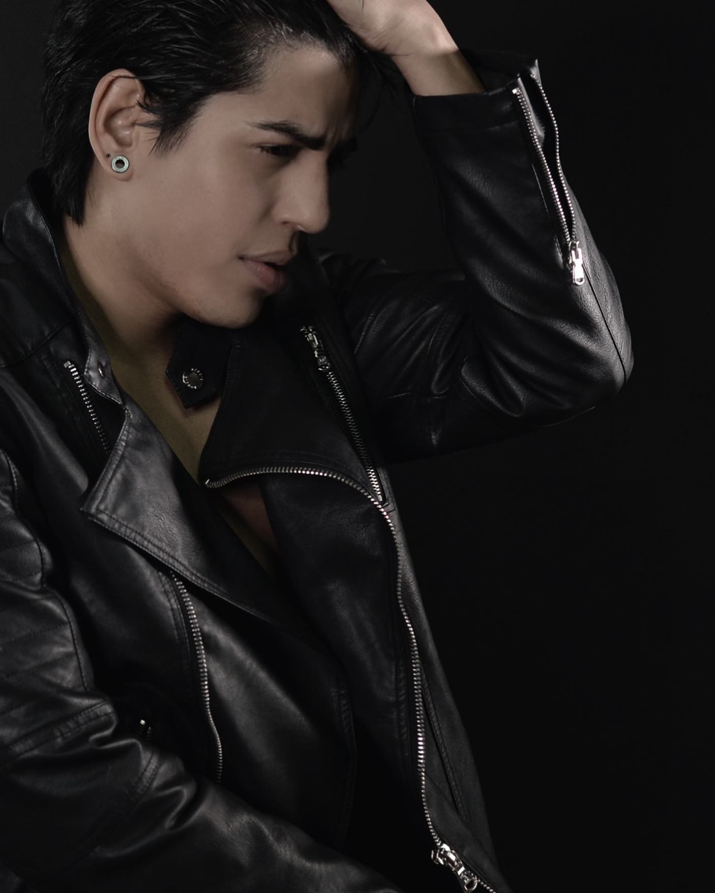 𝐏𝐡𝐨𝐭𝐨 @posse_mty 🖤
.
.
.
.
.
.
.
.
.
#lifeinblack #blackwite #dark #handsome #piscis #pictureoftheday #quedateencasa #qu