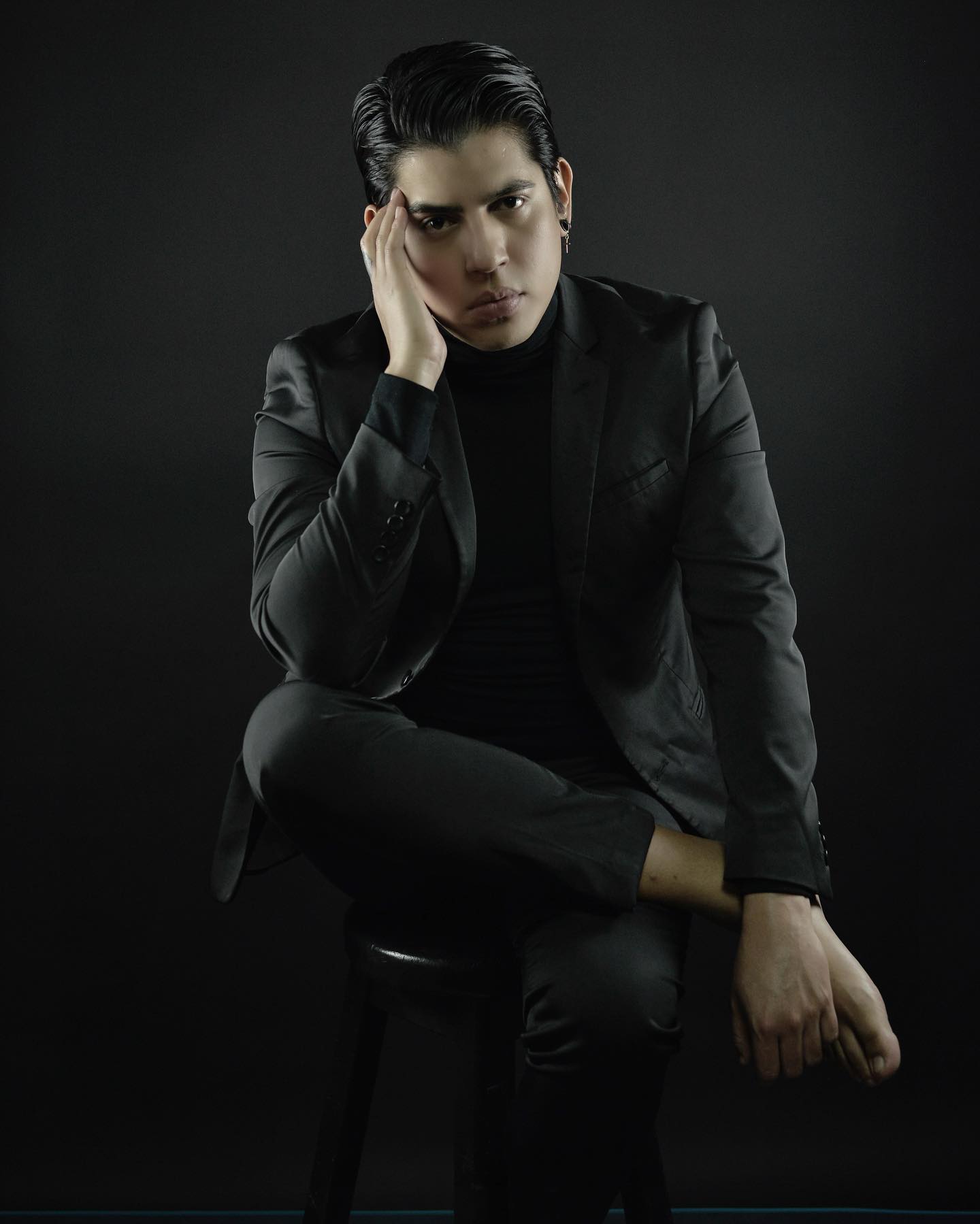 𝐏𝐡𝐨𝐭𝐨 @posse_mty 🖤
.
.
.
.
.
.
.
.
.
#lifeinblack #blackwite #dark #handsome #piscis #pictureoftheday #quedateencasa #qu