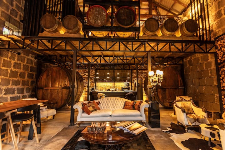 Airbnb | Casa Vinícola - Até 2 hóspedes thumbnail