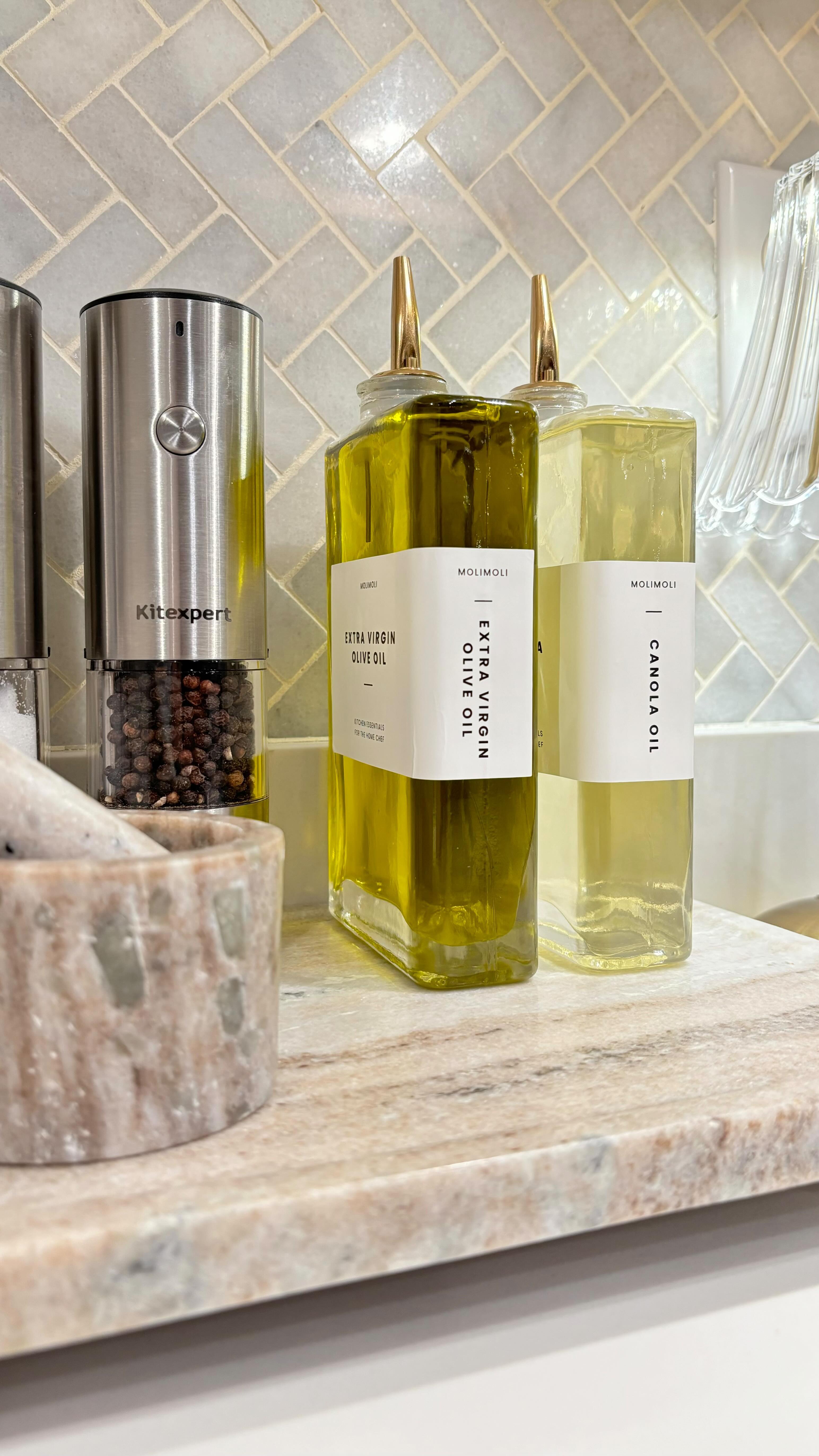 ¡Estas botellas para aceite y vinagre han sido una adición fantástica a mi cocina! 
El diseño elegante encaja perfectame