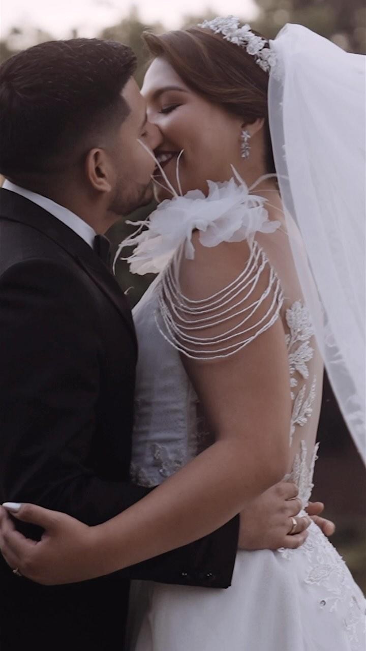 ♥️ FIRST LOOK: AMOR A PRIMERA VISTA ♥️

Que maravilloso es ver la emoción y la cara de felicidad de una novia que cumpli