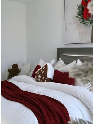 Little red touches🎅🏼♥️🌨️— Links in my Bio Amazon Storefront🔗  Soft red touches to my room for  Xmas & I’m honestly obses
