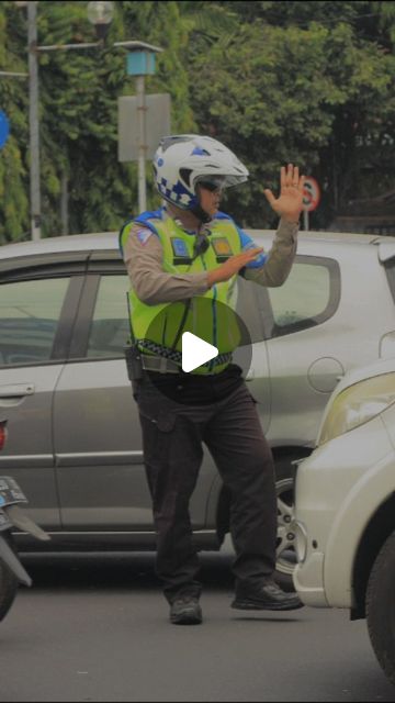 Deris Sanker on Instagram: "Street Photography Edisi Ngabuburit Part 15 POLISINYA LUCU😅 #streatphotography #jember #polisi #polresjember" thumbnail