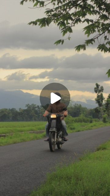 Deris Sanker on Instagram: "Street photography jember #jember #infojember #streatphotography" thumbnail