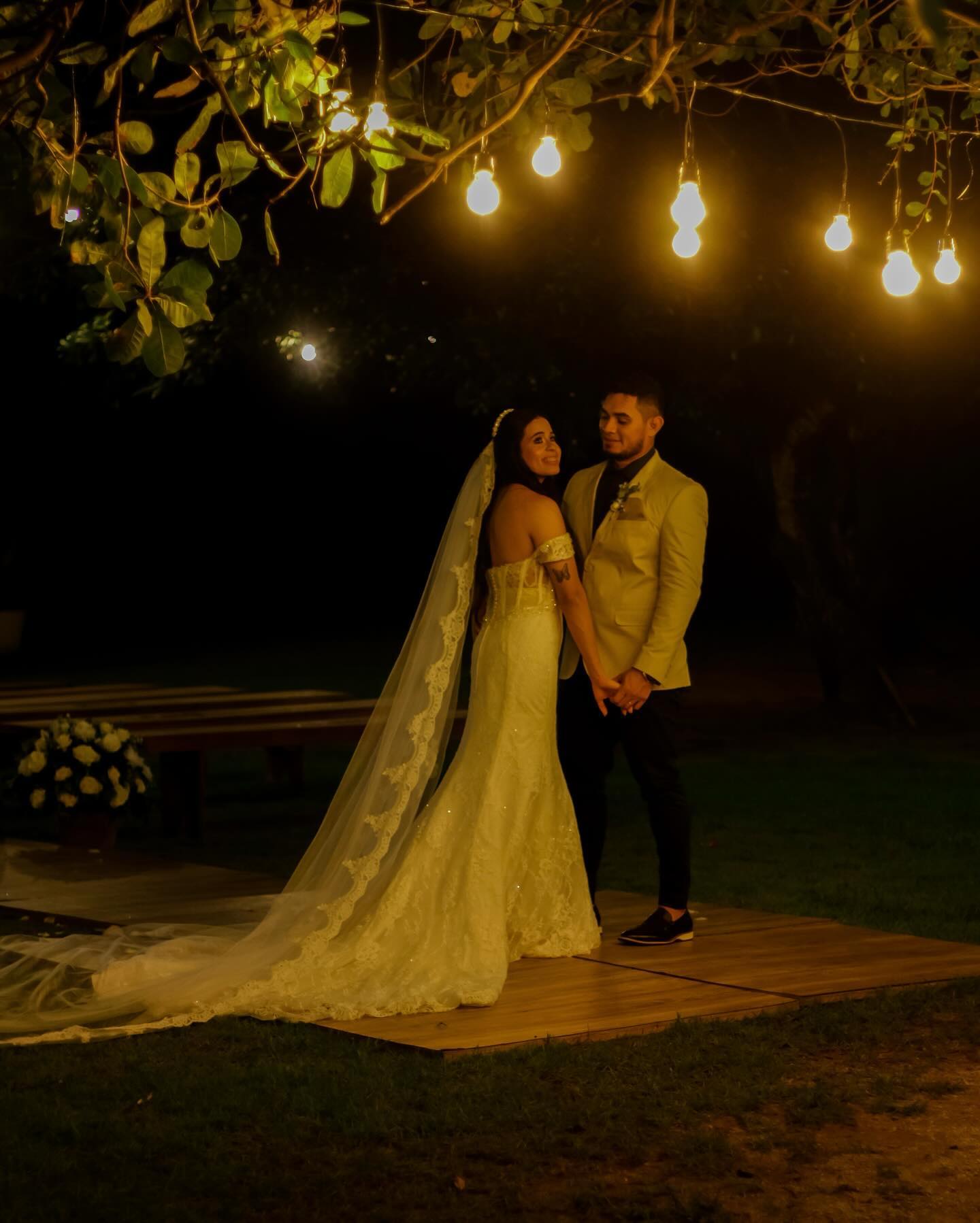 Casamento de Thalia & Andrew. 

— “Assim, eles já não são dois, mas sim uma só carne. Portanto, o que Deus uniu, ninguém