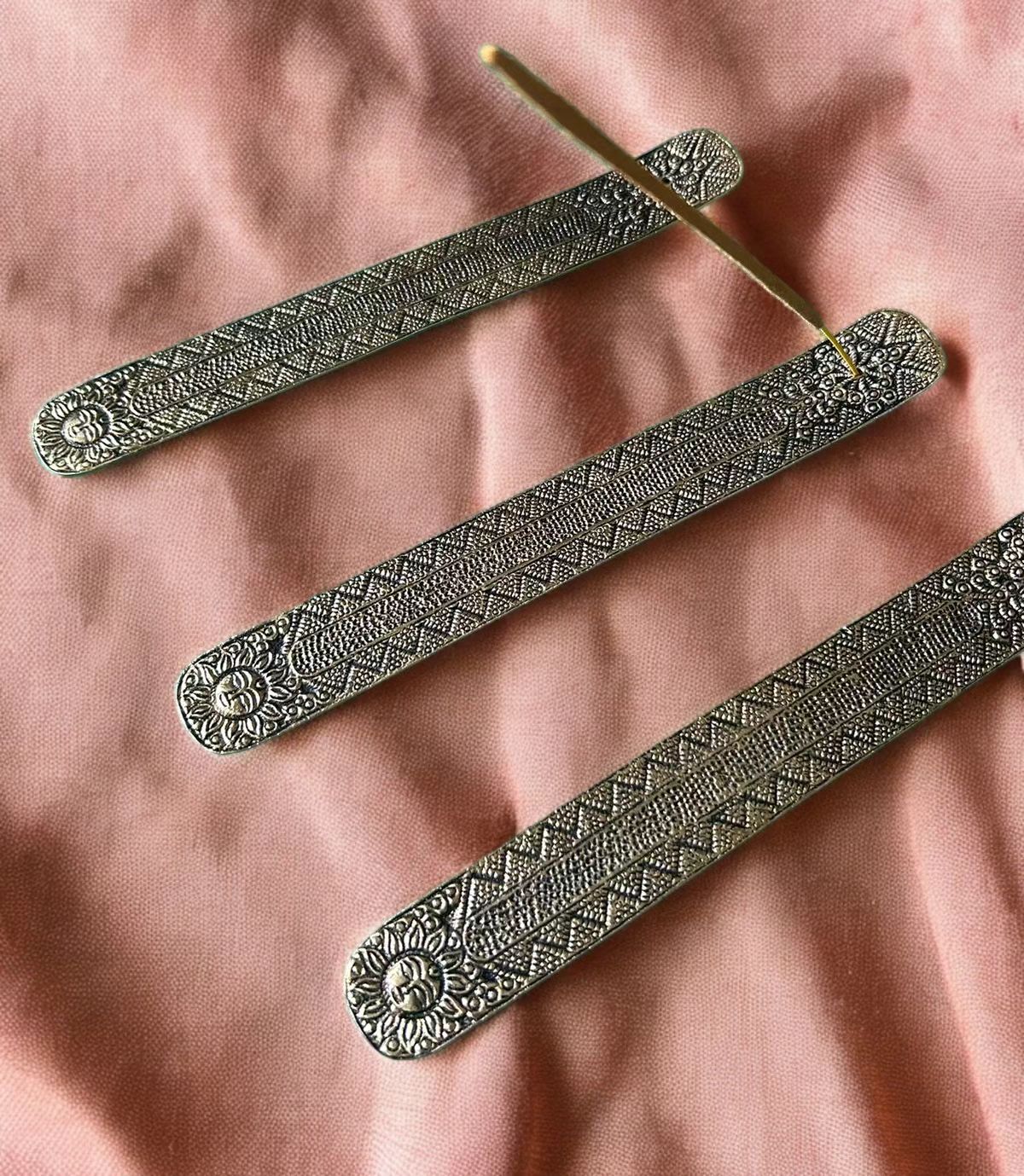 Porta inciensos ✨🌬️ 

Material: ceramica con aluminio & metal 

Sol: $49 
Pebetero $35