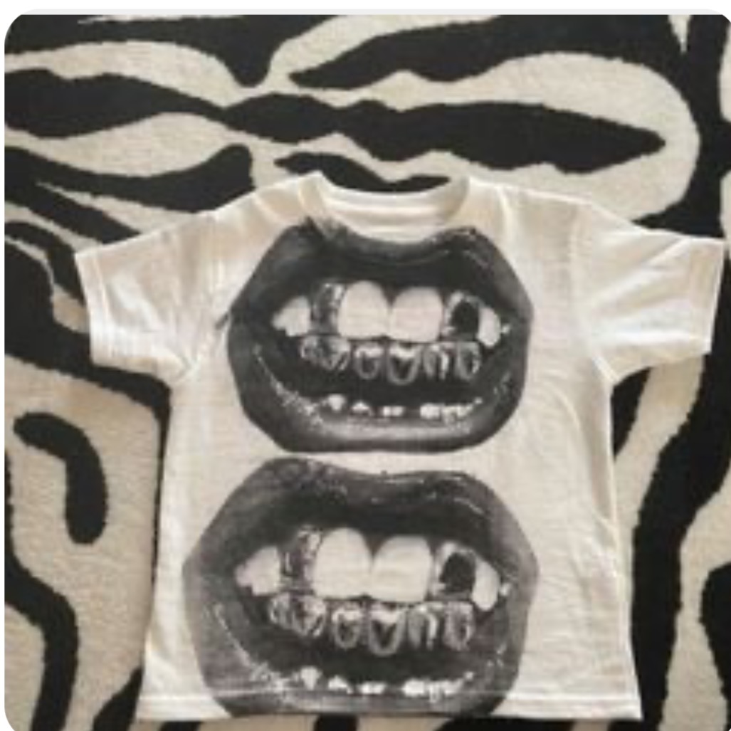 Lip print top thumbnail