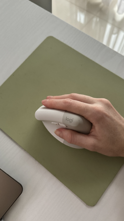 Mouse Logitech ergonômico thumbnail