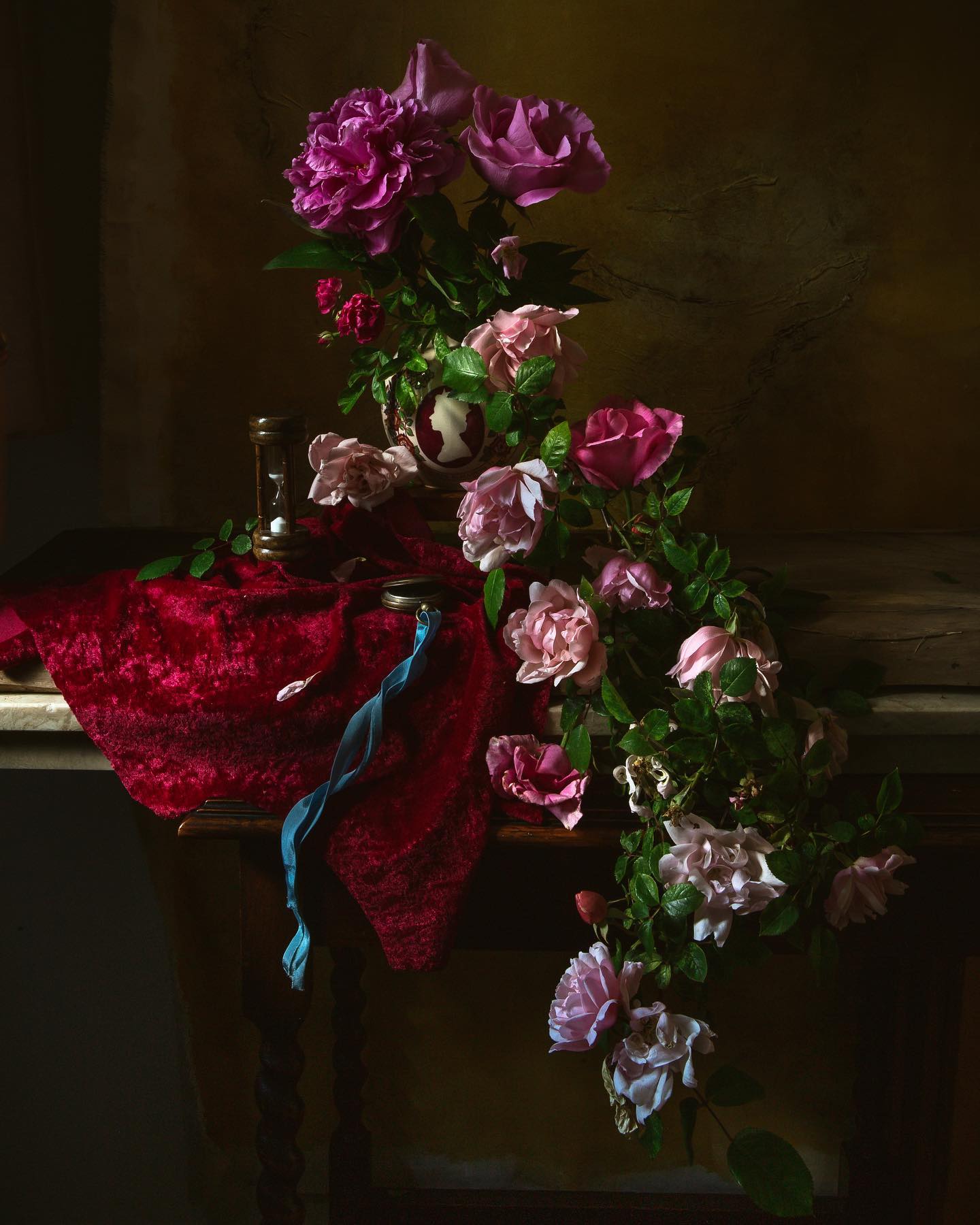 Still Life:
A Train of Royal Roses 🥀 

#dutchmastersinspired #dutchmasters #dutchmaster #lookslikeapainting #flowerarran