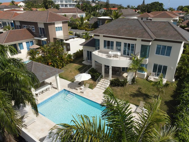 Book Royal Villa DR thumbnail