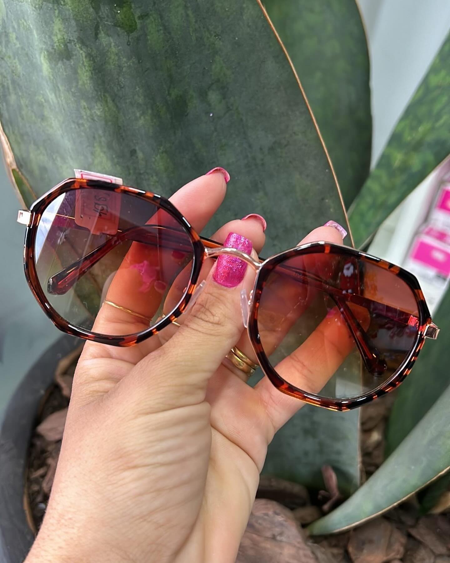 O óculos que você procura está aqui na Duda Moda Íntima.
Porque estilo é para quem tem!!!!