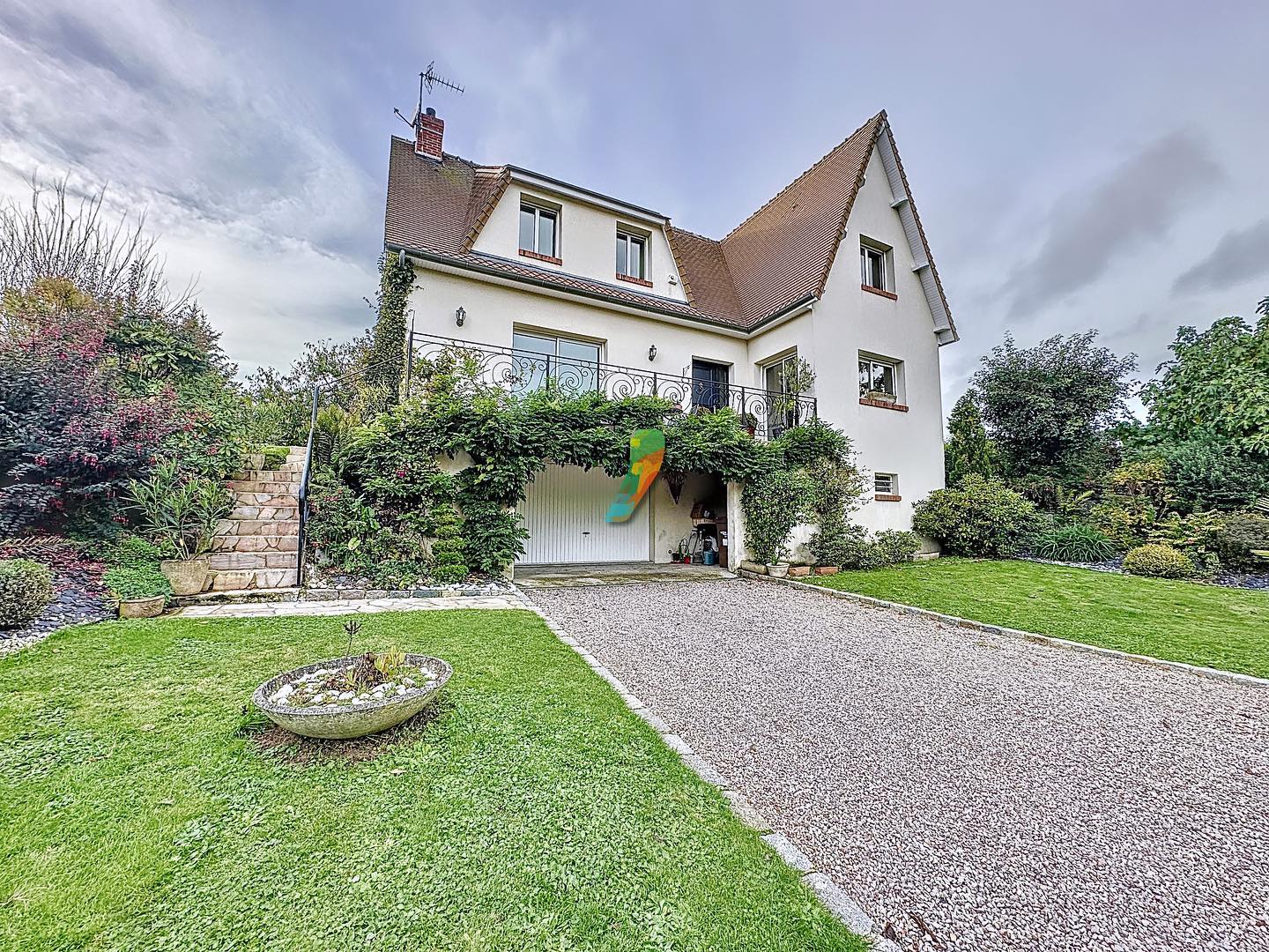 PREMIUM ⚜️

L'Artiste immobilier vous présente cette magnifique maison individuelle de 4 chambres sur sous sol total ave