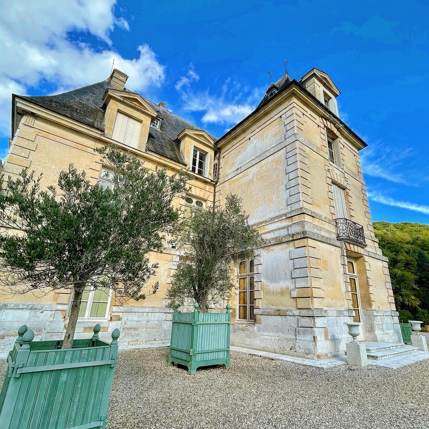 L’Artiste immobilier vous propose d’admirer cette vieille dame entre deux éclaircies ☀️

Retrouvez tous nos biens dispon