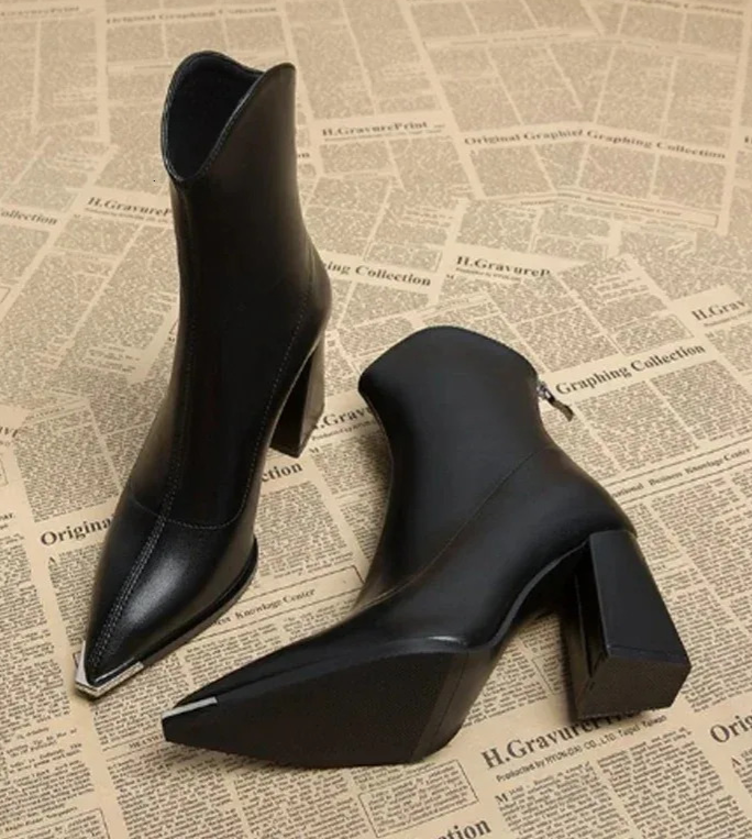 Black Winter Boots thumbnail