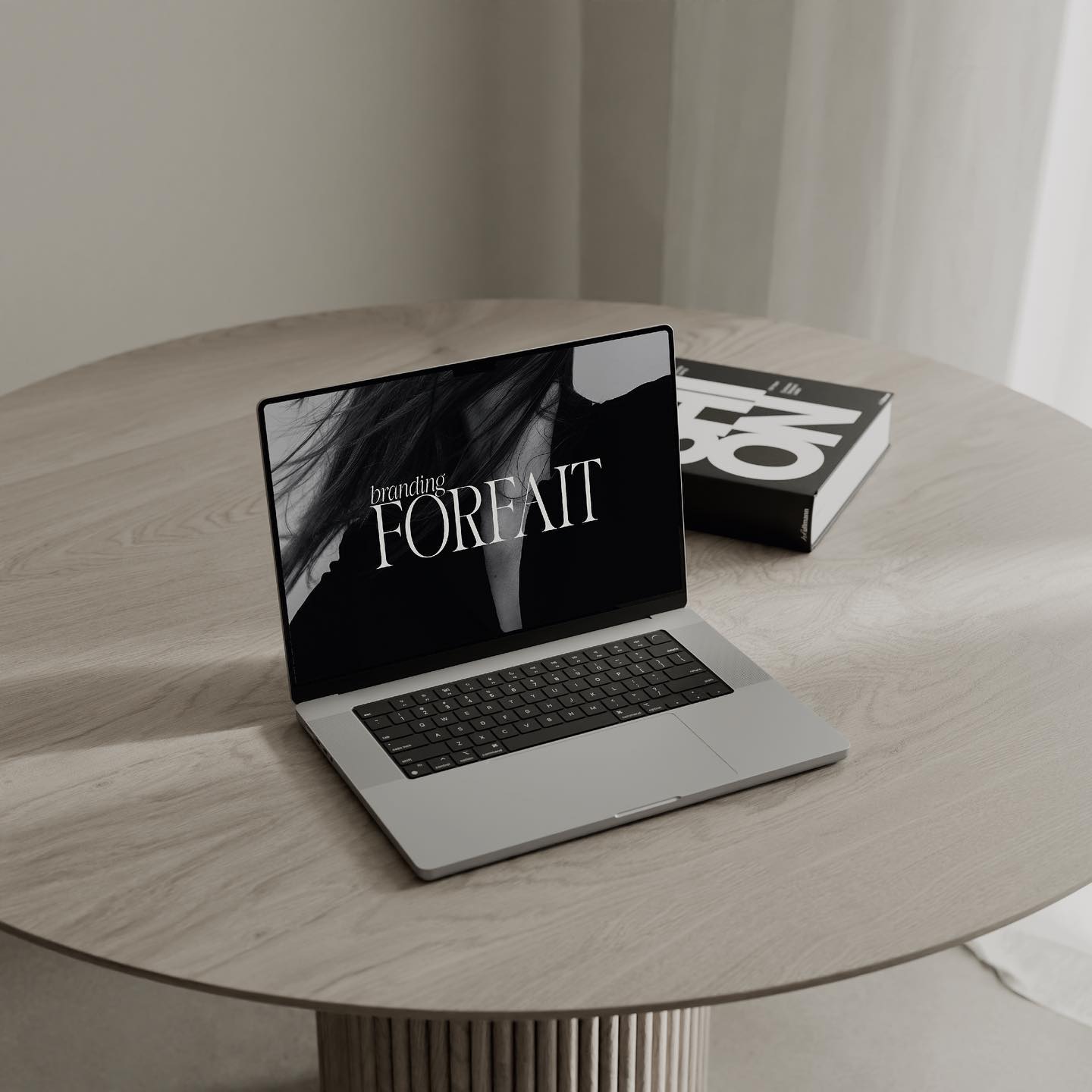 Le forfait 1 est un package complet conçu pour réaliser votre identité visuelle de rêve✨

Il comprend un moodboard, deux