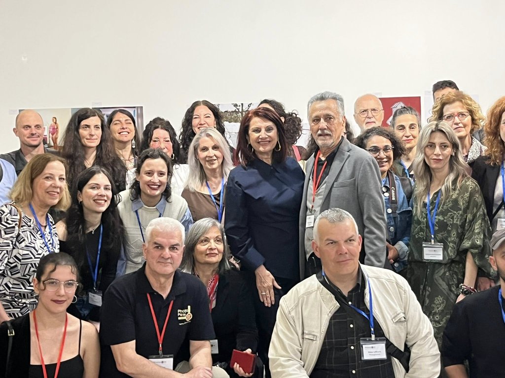 Aγρίνιο: «Σπίτι σε Εικόνες: ένα παγκόσμιο βλέμμα που ανοίγει τις πόρτες του» – Εντυπωσιάζει η έκθεση του Photopolis (Videos – Photos) – AgrinioDaily thumbnail