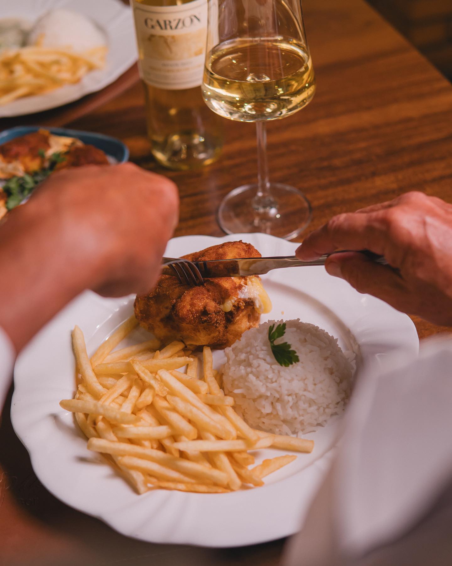 Cordon Bleu é um prato originário da Suíça, feito com uma fina fatia de carne, envolto ou recheado com queijo e presunto
