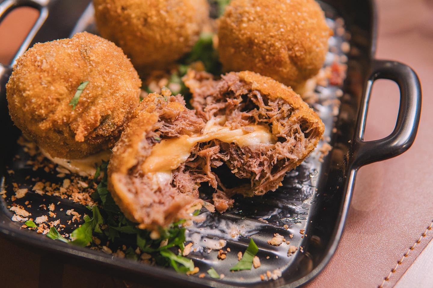 Que tal reunir os amigos em um ambiente confortável com a melhor comida da região? 

Venha conhecer o nosso cardápio e t