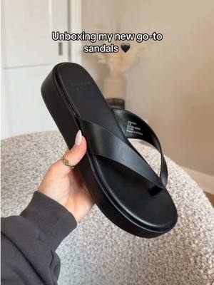 A little unboxing moment ✨  These platform sandals from @abercrombie are exactly what my spring wardrobe needed. Simple,