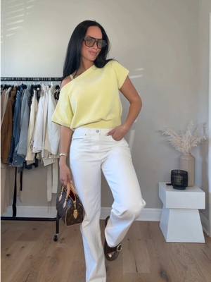 This yellow off-the-shoulder sweater + low rise white denim = the perfect spring staple! 🌼 I switched up shoes & accesso