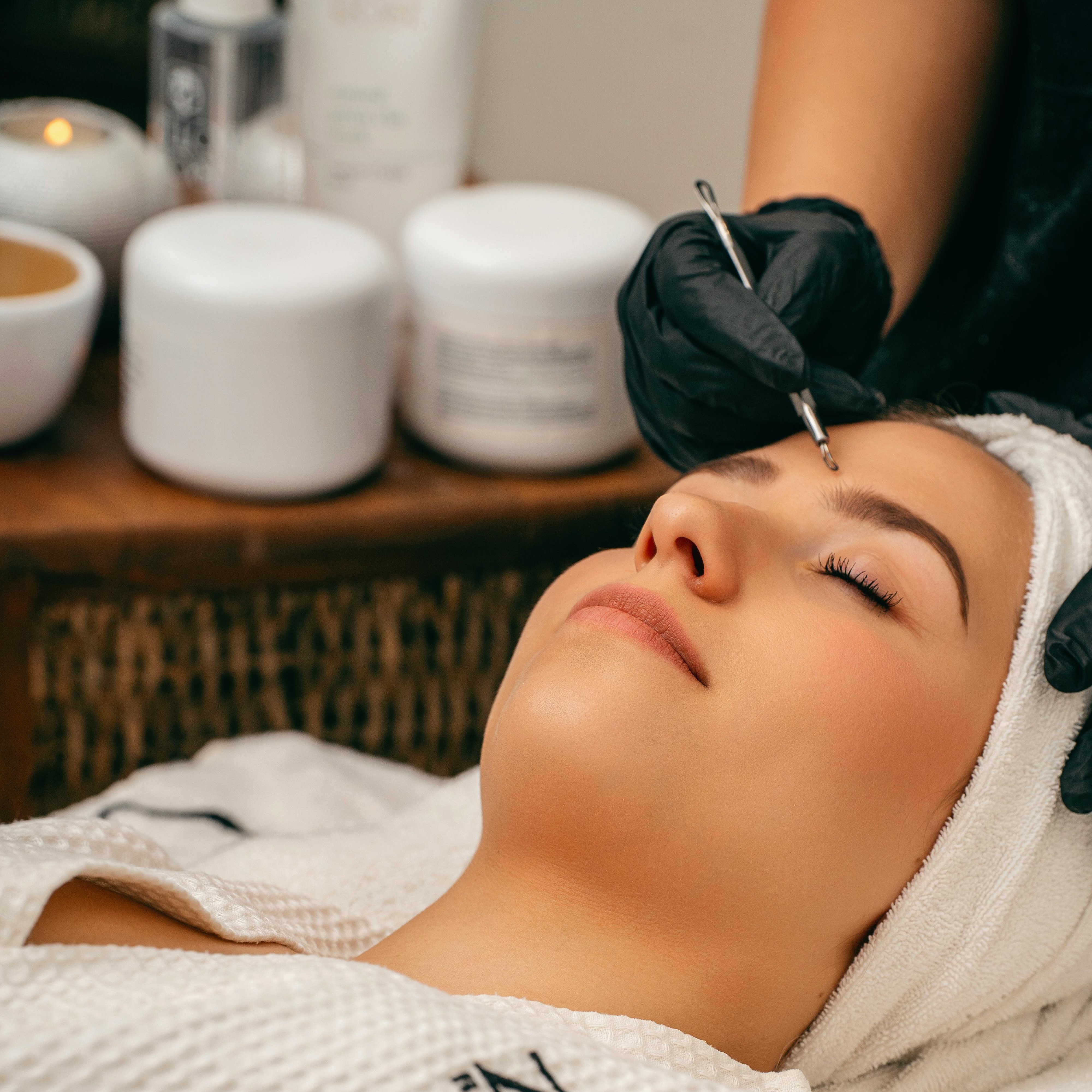 • Limpeza de Pele com Peeling de Diamante | 60-80 min | R$ 120 • Limpeza combinada com esfoliação; reduz manchas e melhora a textura da pele. thumbnail