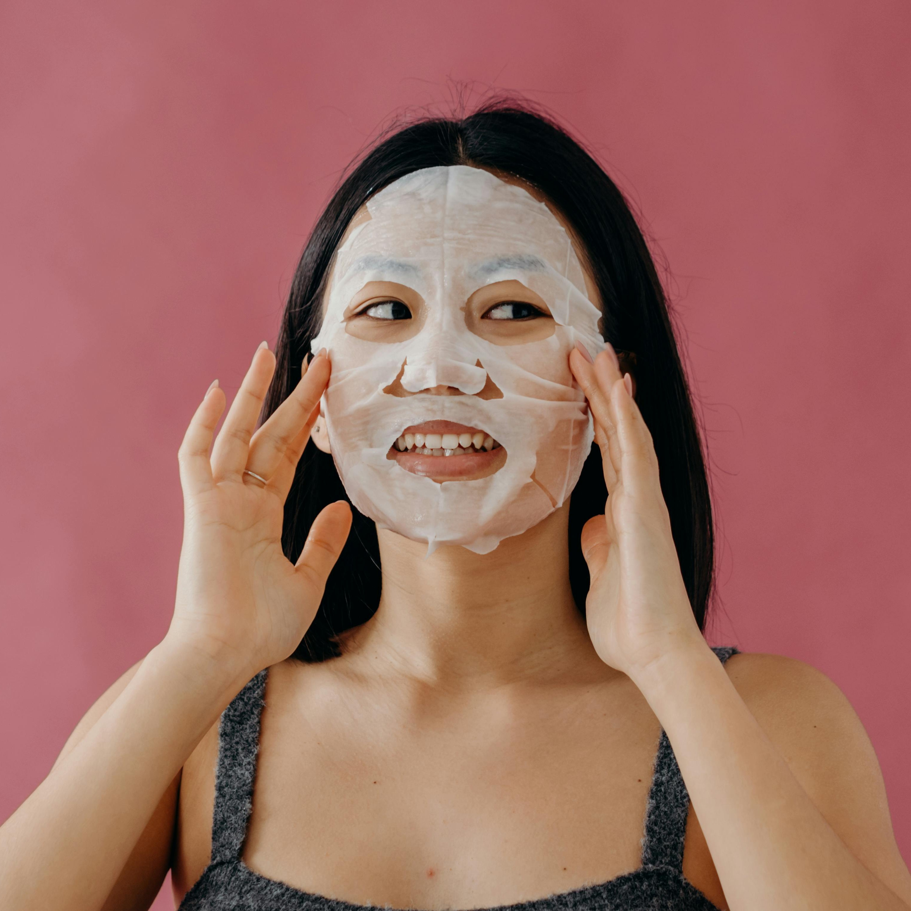 • SPA Facial com Hidratação | 40 min | R$ 50 •  Tratamento para nutrir e revitalizar a pele; promove maciez e luminosidade. thumbnail