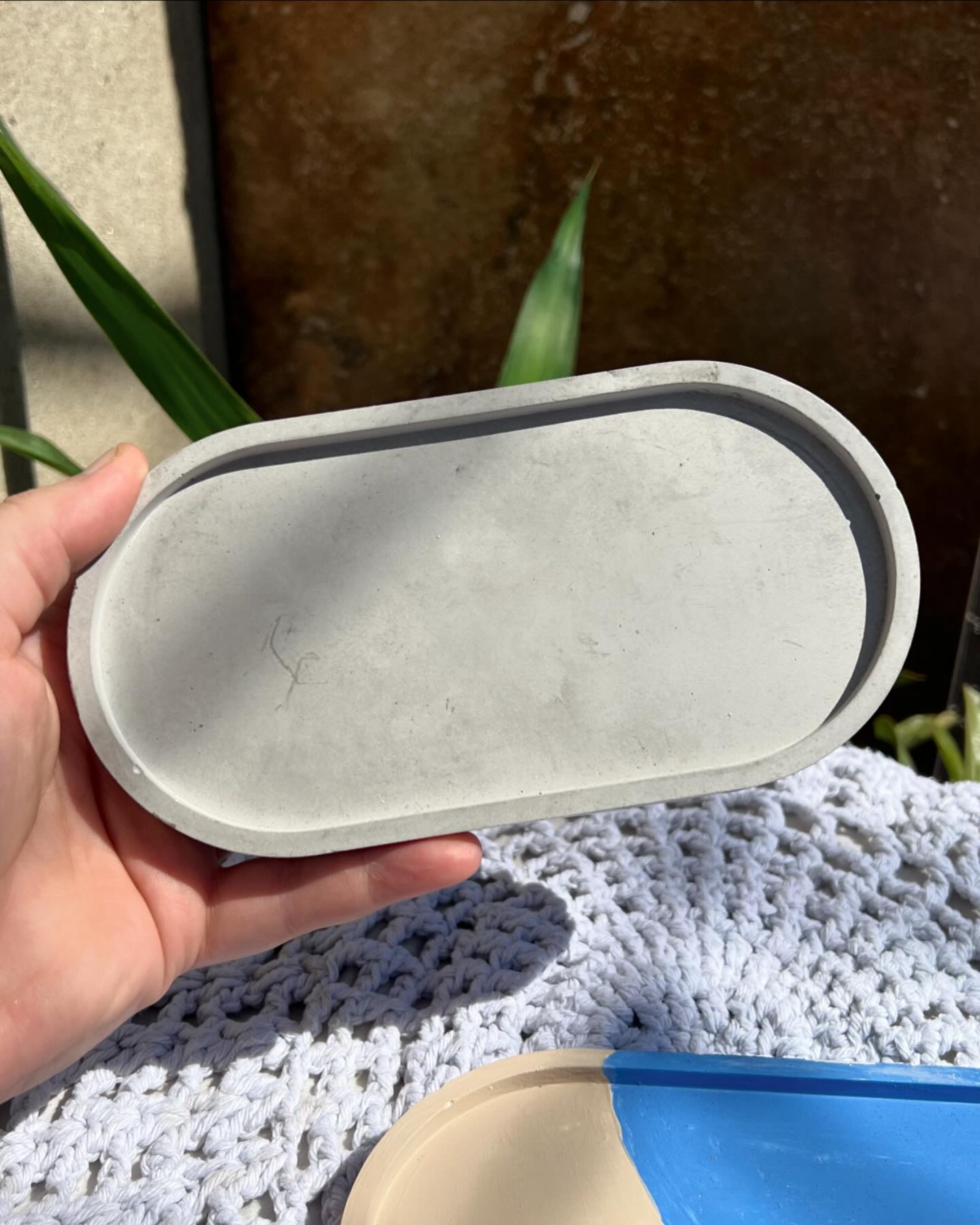 📍 BANDEJA DECORATIVA 
Alguns usam como aparador de velas. Outros para compor o cantinho zen, da meditação. Seja qual for