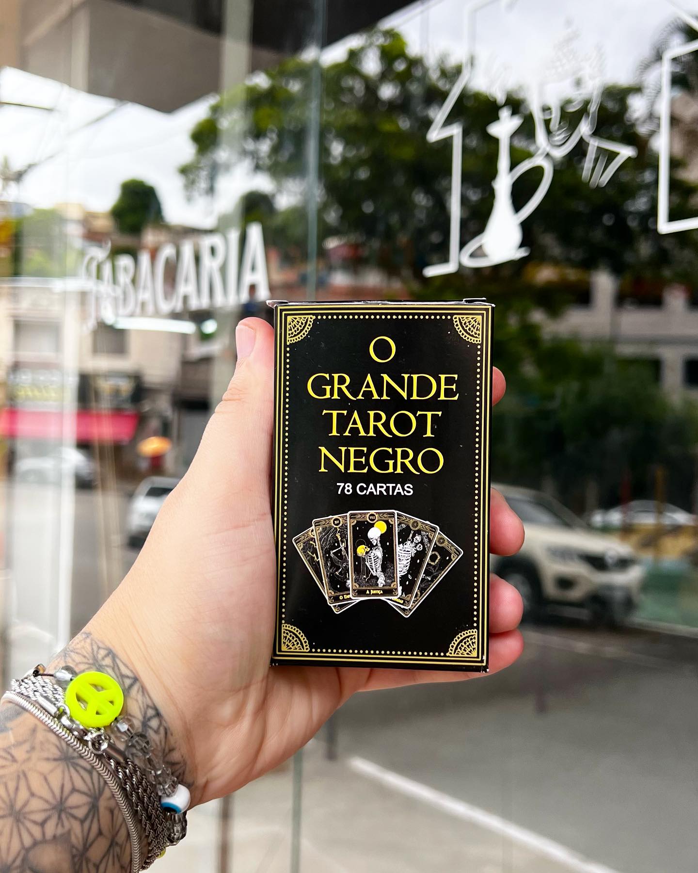 SACA SÓ! ✨
👉🏻 Baralho “O Tarot Negro” com 78 cartas, disponível na Ilê. 
Nesse baralho temos 22 arcanos maiores e mais 5