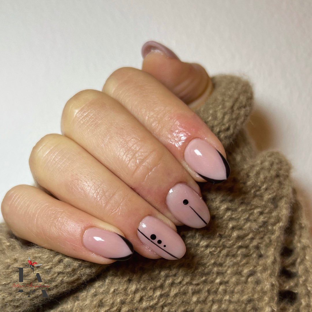 Oggi vi mostro una ricostruzione in cartina su unghia naturale con rifinitura di piccole nail art 💅🏼

Potete vedere la m