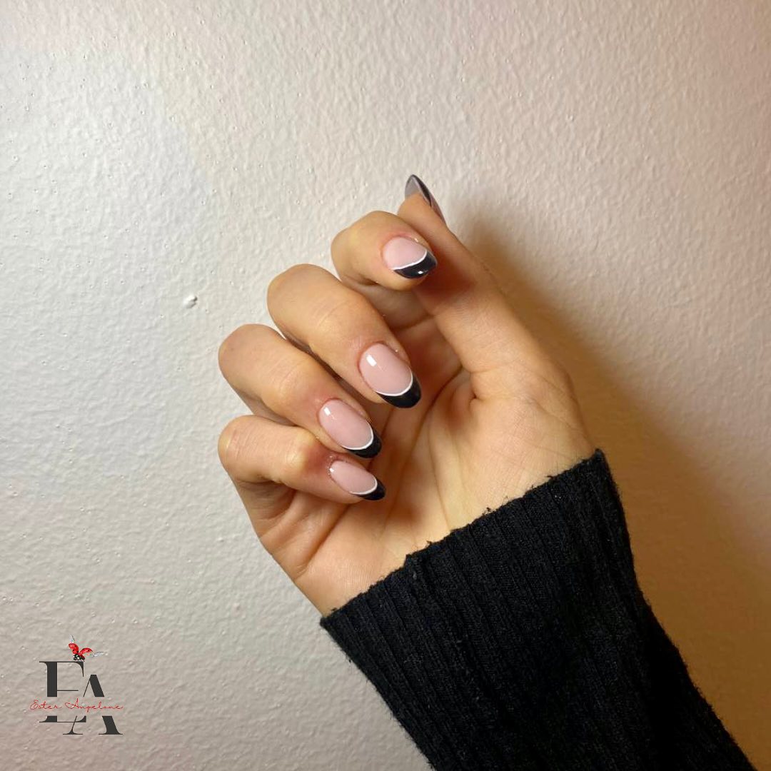 Refill con French nero delineato con una delicata nails art bianca 💅🏼

Per chi vuole festeggiare halloween con semplicit