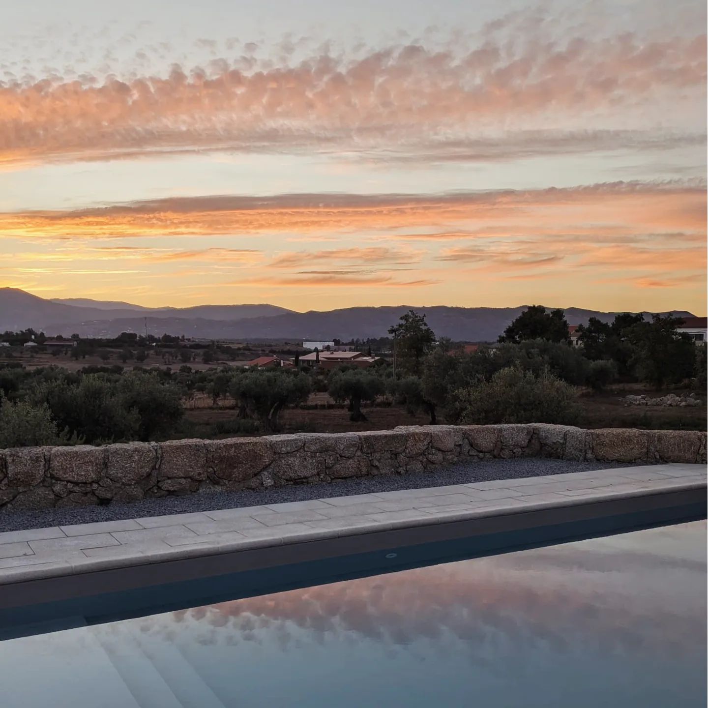 CASA SERRADO

De jour comme de nuit, une maison orientée devant un paysage contemplatif.