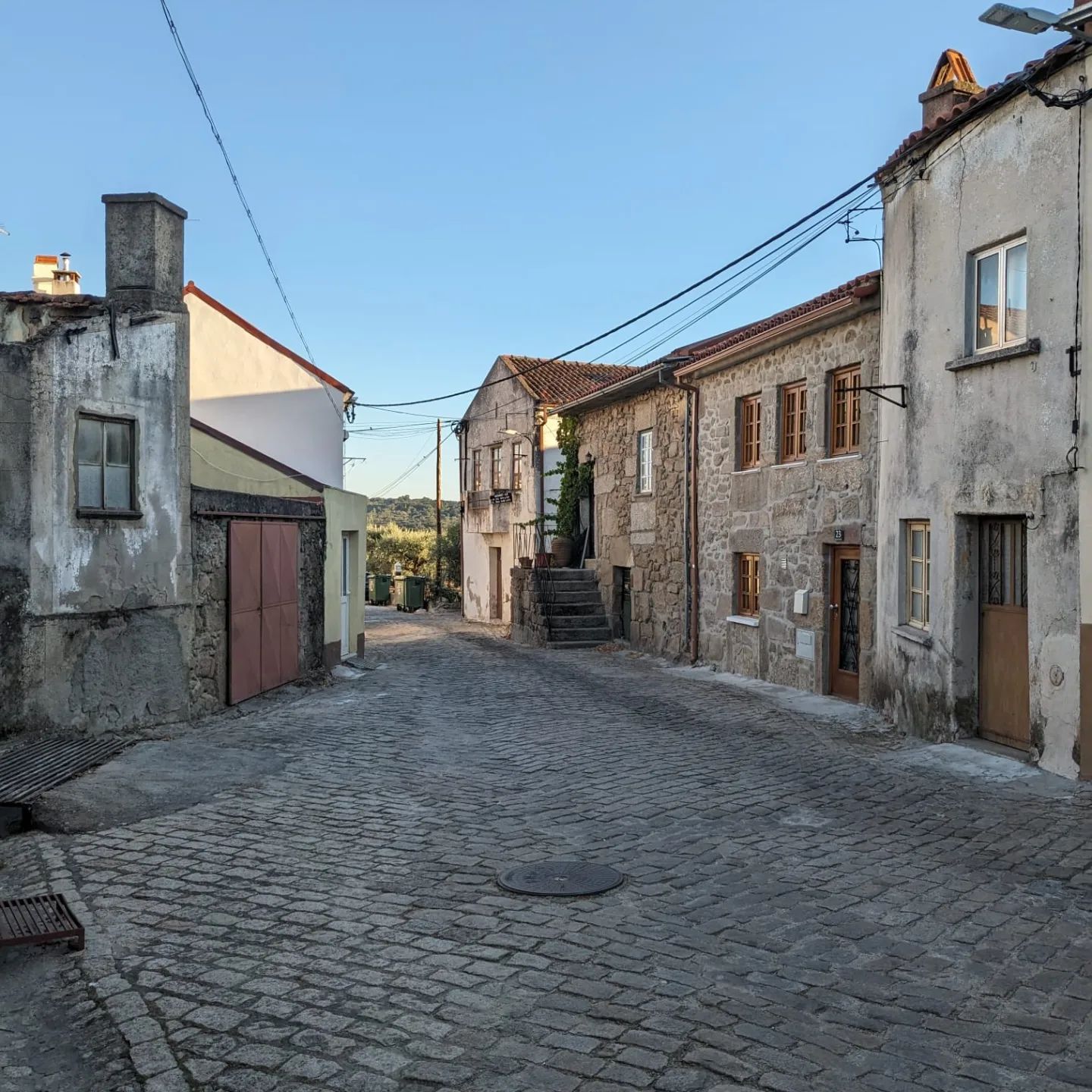 L'ÉLOGE DU GRANIT

Le Sitio do Serrado, une oliveraie en lisière de ville avec vue sur la Serra da Estrela.