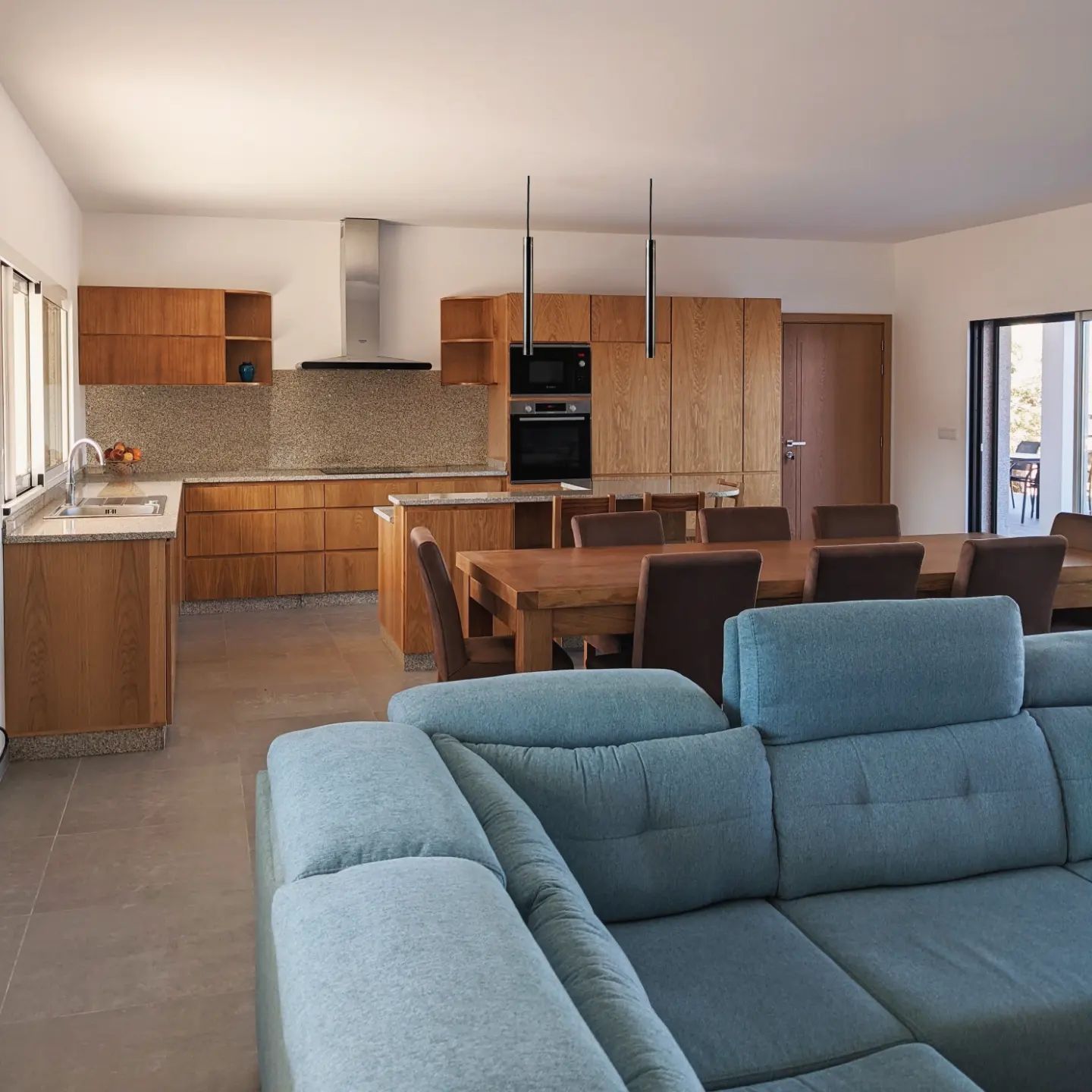 CASA SERRADO 

A l'intérieur, du chêne et du granit, avec quelques touches de couleurs qui rappellent le paysage.

#kitc