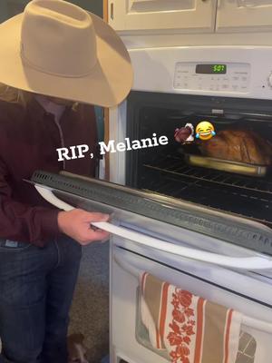 Happy Thanksgiving, y’all🤘🏼 #melanie #turkey #thanksgiving #thanksgiving2023 #funnyvideo #texascountrysinger #countrysin