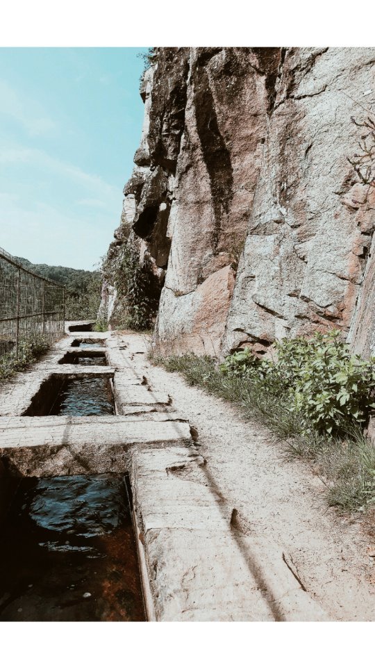 Sur les hauteurs du petit village d'Aubazines, découvrez la très belle randonnée du Canal des Moines. 🍃

🏞 Une ballade d