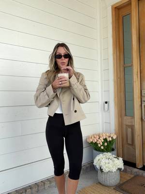 capris + coffee 🖤 #outfitinspo 