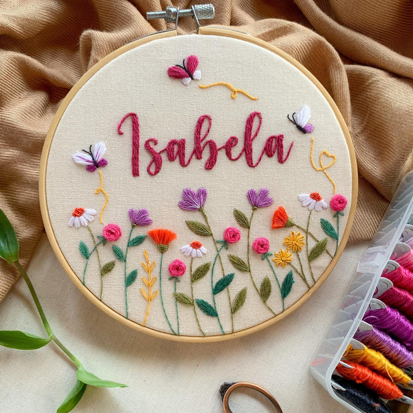 ❥ Jardim da Isabela 🌿🌸🪡 feito à mão! 
Bordado livre usando algodão cru, linhas de meadas e bastidor de madeira 14cm. 
__